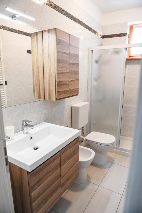 Blue Apartment - A Due Passi Dal Lago, Parcheggio Privato Лацизе Екстериор снимка